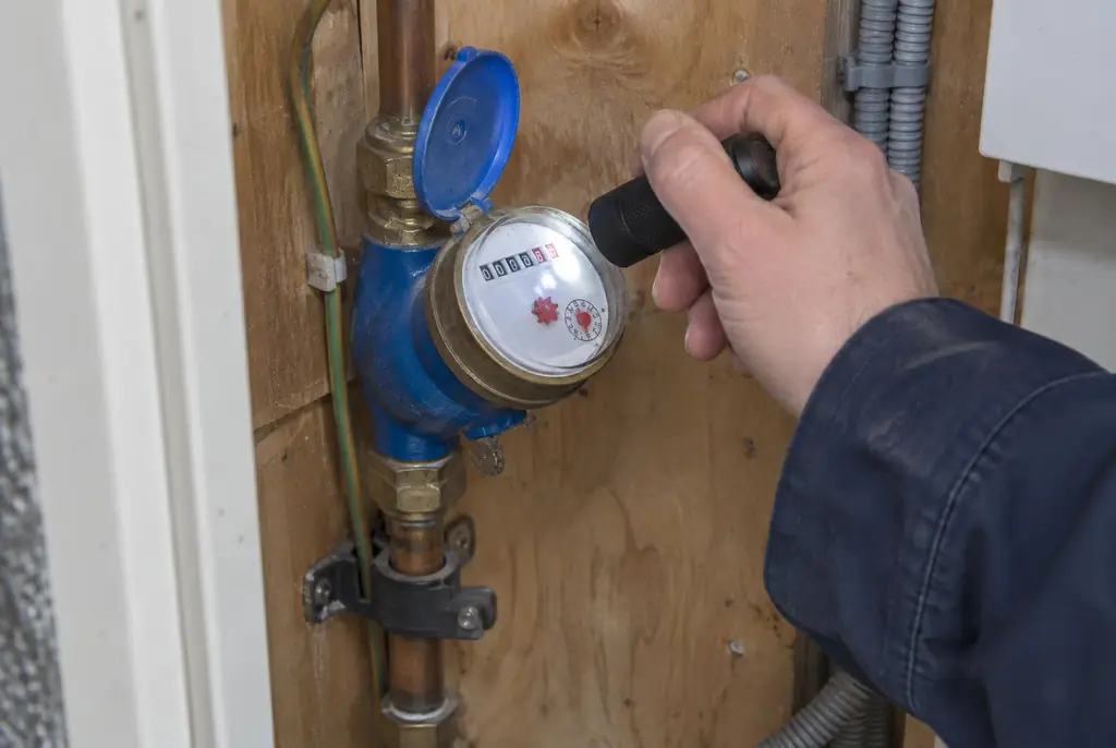 Lekdetectie Muiden – watermeter in de meterkast controleren met een zaklamp